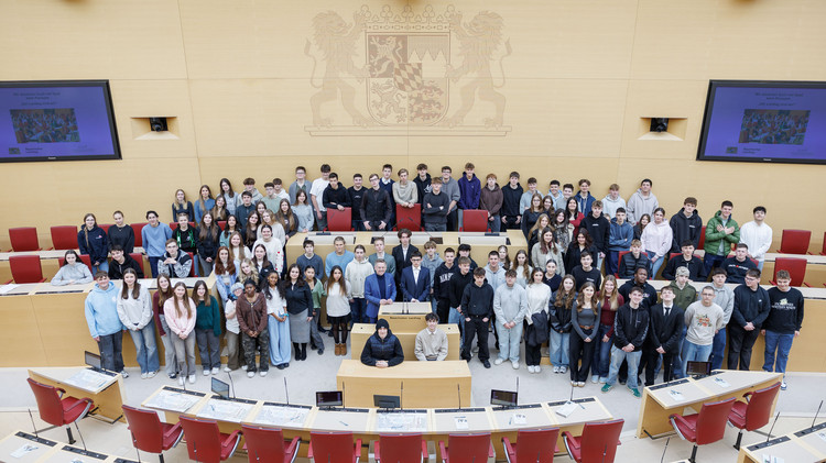 | Foto: I. Landtagsvizepräsident Tobias Reiß (CSU) begrüßte Schülerinnen und Schüler des Johann-Andreas-Schmeller Gymnasiums Nabburg (Oberpfalz), der Städt. Maria-Probst-Realschule München (Oberbayern), der Wirtschaftsschule Gunzenhausen (Mittelfranken) und der Leonhard-Wagner-Realschule Schwabmünchen (Schwaben) im Maximilianeum.